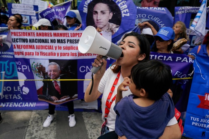 Familiares de presos se manifiestan a favor de la reforma al poder judicial propuesta por el gobierno, el miércoles 4 de septiembre de 2024, en Ciudad de México. (Foto AP/Félix Márquez)