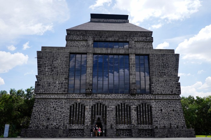 Los visitantes salen del Museo Anahuacalli en la Ciudad de México, el martes 20 de agosto de 2024. Diseñado por el artista mexicano Diego Rivera, "Anahuacalli" se traduce del idioma náhuatl como "casa rodeada de agua". (AP Foto/Eduardo Verdugo)