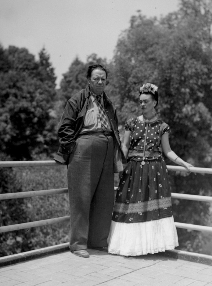 ARCHIVO - El muralista mexicano Diego Rivera y la artista Frida Kahlo son fotografiados en un balcón en su casa en Ciudad de México el 13 de abril de 1939. (AP Foto, Archivo)