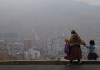 Archivo - Una mujer acompaña a su hija a la escuela en medio del humo de los incendios forestales en La Paz, Bolivia, el lunes 9 de septiembre de 2024. (AP Foto/Juan Karita, archivo)