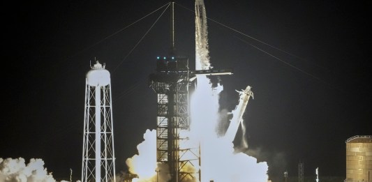 Un cohete Falcon 9 de SpaceX con una tripulación de cuatro personas despega de la plataforma 39A del Centro Espacial Kennedy en Cabo Cañaveral, Florida, el martes 10 de septiembre de 2024. (AP Foto/John Raoux)