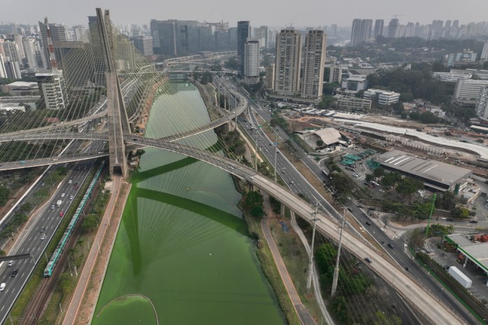 El río Pinheiros, en Sao Paulo, Brasil, ha adquirido un color verde. Martes, 10 de septiembre, 2024. (Foto AP/Andre Penner)