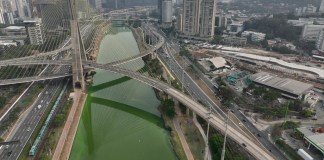 El río Pinheiros, en Sao Paulo, Brasil, ha adquirido un color verde. Martes, 10 de septiembre, 2024. (Foto AP/Andre Penner)