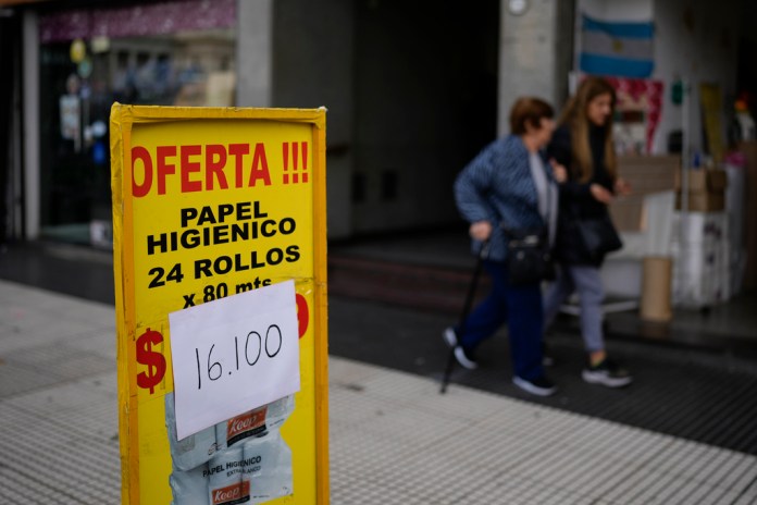 Un cartel con un nuevo precio superpuesto anuncia papel higiénico en una acera en Buenos Aires, Argentina, el miércoles 11 de septiembre de 2024. (AP Foto/Natacha Pisarenko)