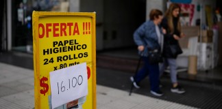 Un cartel con un nuevo precio superpuesto anuncia papel higiénico en una acera en Buenos Aires, Argentina, el miércoles 11 de septiembre de 2024. (AP Foto/Natacha Pisarenko)