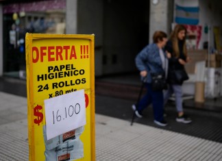 Un cartel con un nuevo precio superpuesto anuncia papel higiénico en una acera en Buenos Aires, Argentina, el miércoles 11 de septiembre de 2024. (AP Foto/Natacha Pisarenko)