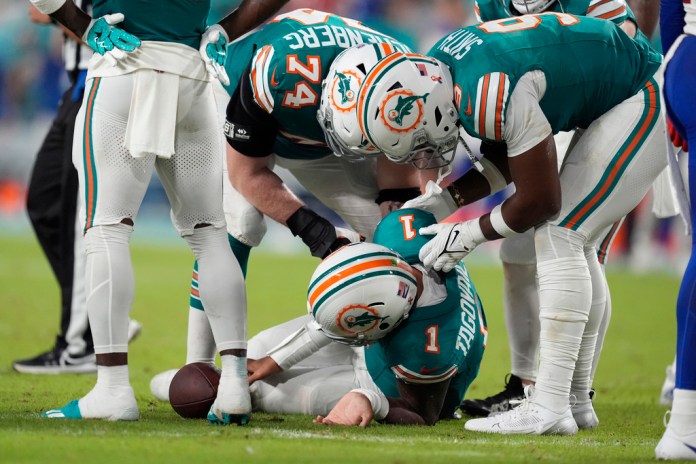 Tua Tagovailoa (1), quarterback de los Dolphins de Miami, yace en el campo de juego después de sufrir una conmoción cerebral durante la segunda mitad del partido de la NFL en contra de los Bills de Buffalo, el jueves 12 de septiembre de 2024, en Miami Gardens, Florida. (AP Foto/Rebecca Blackwell)