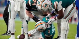 Tua Tagovailoa (1), quarterback de los Dolphins de Miami, yace en el campo de juego después de sufrir una conmoción cerebral durante la segunda mitad del partido de la NFL en contra de los Bills de Buffalo, el jueves 12 de septiembre de 2024, en Miami Gardens, Florida. (AP Foto/Rebecca Blackwell)