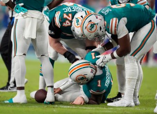 Tua Tagovailoa (1), quarterback de los Dolphins de Miami, yace en el campo de juego después de sufrir una conmoción cerebral durante la segunda mitad del partido de la NFL en contra de los Bills de Buffalo, el jueves 12 de septiembre de 2024, en Miami Gardens, Florida. (AP Foto/Rebecca Blackwell)