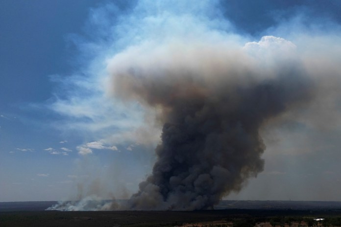 Una columna de humo se eleva por el incendio en el área ambiental protegida del Parque Nacional de Brasilia durante la estación seca, el lunes 16 de septiembre de 2024, en Brasilia, Brasil. (AP Foto/Eraldo Peres)