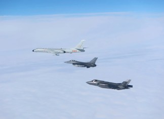 En esta imagen difundida por el Departamento de Defensa de Estados Unidos, aviones de combate estadounidense interceptan a una aeronave militar rusa que operaba en la Zona de Identificación de Defensa Aérea de Alaska, el 24 de julio de 2024. (Departamento de Defensa vía AP)