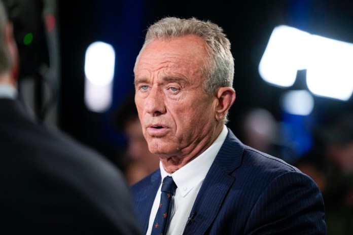 Robert F. Kennedy, Jr. habla en la sala de prensa después del debate presidencial entre el candidato presidencial republicano, el expresidente Donald Trump, y la candidata presidencial demócrata, la vicepresidenta Kamala Harris, el martes 10 de septiembre de 2024, en Filadelfia. (AP Foto/Matt Rourke)