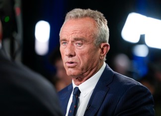 Robert F. Kennedy, Jr. habla en la sala de prensa después del debate presidencial entre el candidato presidencial republicano, el expresidente Donald Trump, y la candidata presidencial demócrata, la vicepresidenta Kamala Harris, el martes 10 de septiembre de 2024, en Filadelfia. (AP Foto/Matt Rourke)