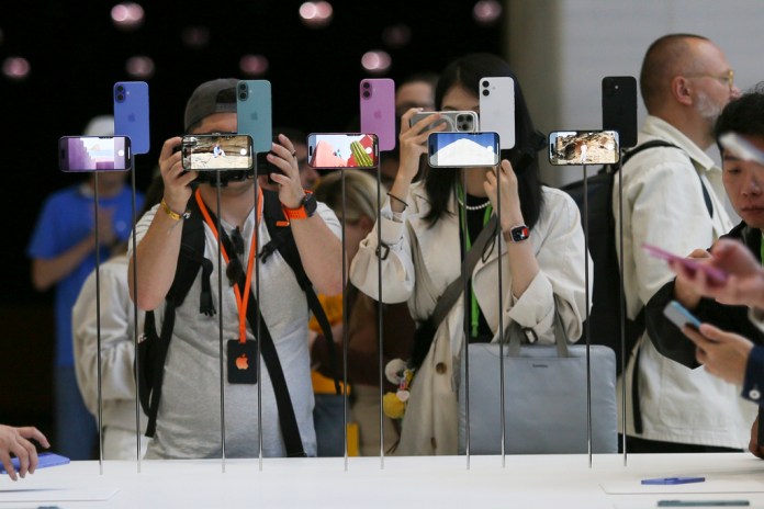 Dos asistentes observan de cerca el iPhone 16 de Apple durante un anuncio de nuevos productos en la sede de la compañía el lunes 9 de septiembre de 2024, en Cupertino, California (Foto AP/Juliana Yamada).