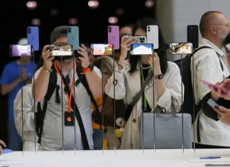 Dos asistentes observan de cerca el iPhone 16 de Apple durante un anuncio de nuevos productos en la sede de la compañía el lunes 9 de septiembre de 2024, en Cupertino, California (Foto AP/Juliana Yamada).