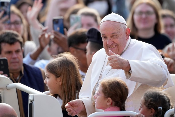 El Papa Francisco levanta el pulgar cuando llega a su audiencia general semanal en la Plaza de San Pedro, en el Vaticano, el miércoles 18 de septiembre de 2024. (AP Foto/Andrew Medichini)