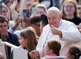 El Papa Francisco levanta el pulgar cuando llega a su audiencia general semanal en la Plaza de San Pedro, en el Vaticano, el miércoles 18 de septiembre de 2024. (AP Foto/Andrew Medichini)