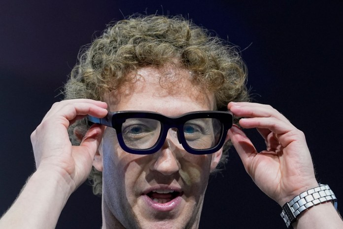 Mark Zuckerberg se coloca un par de gafas de realidad aumentada Orion en la conferencia Meta Connect, el miércoles 25 de septiembre de 2024, en Menlo Park, California. (AP Foto/Godofredo A. Vásquez)