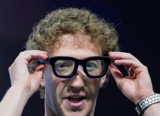 Mark Zuckerberg se coloca un par de gafas de realidad aumentada Orion en la conferencia Meta Connect, el miércoles 25 de septiembre de 2024, en Menlo Park, California. (AP Foto/Godofredo A. Vásquez)