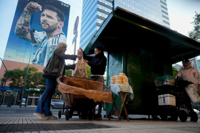 Verónica Vera, en el centro, vende pan en la calle en Buenos Aires, Argentina, el viernes 20 de septiembre de 2024. (AP Foto/Natacha Pisarenko)