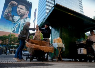 Verónica Vera, en el centro, vende pan en la calle en Buenos Aires, Argentina, el viernes 20 de septiembre de 2024. (AP Foto/Natacha Pisarenko)