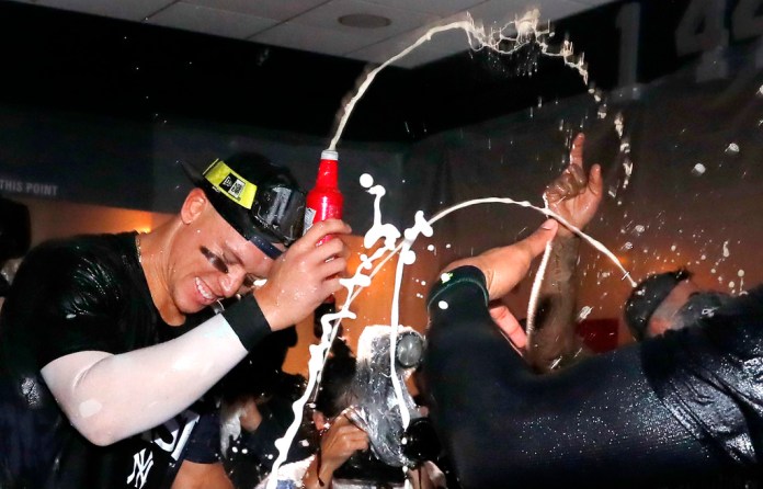 Aaron Judge celebra con sus compañeros de equipo después de que los Yankees de Nueva York se adjudicaran el título de la División Este de la Liga Americana, el jueves 26 de septiembre de 2024, en Nueva York. (Foto AP/Noah K. Murray)