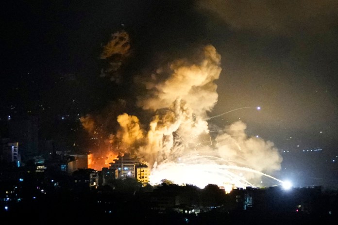 Una columna de humo se eleva a consecuencia de bombardeos israelíes el sábado 28 de septiembre de 2024, en los suburbios del sur de Beirut, Líbano. (AP Foto/Hassan Ammar)