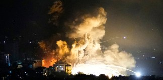 Una columna de humo se eleva a consecuencia de bombardeos israelíes el sábado 28 de septiembre de 2024, en los suburbios del sur de Beirut, Líbano. (AP Foto/Hassan Ammar)