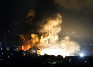 Una columna de humo se eleva a consecuencia de bombardeos israelíes el sábado 28 de septiembre de 2024, en los suburbios del sur de Beirut, Líbano. (AP Foto/Hassan Ammar)