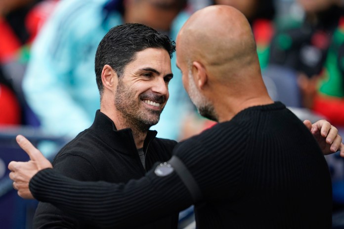 El técnico del Arsenal Mikel Arteta saluda al entrenador del Manchester City Pep Guardiola antes del encuentro de la Liga Premier el domingo 22 de septiembre del 2024. (AP Foto/Dave Thompson)