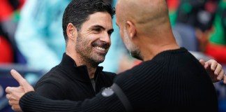 El técnico del Arsenal Mikel Arteta saluda al entrenador del Manchester City Pep Guardiola antes del encuentro de la Liga Premier el domingo 22 de septiembre del 2024. (AP Foto/Dave Thompson)