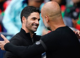 El técnico del Arsenal Mikel Arteta saluda al entrenador del Manchester City Pep Guardiola antes del encuentro de la Liga Premier el domingo 22 de septiembre del 2024. (AP Foto/Dave Thompson)