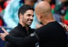 El técnico del Arsenal Mikel Arteta saluda al entrenador del Manchester City Pep Guardiola antes del encuentro de la Liga Premier el domingo 22 de septiembre del 2024. (AP Foto/Dave Thompson)