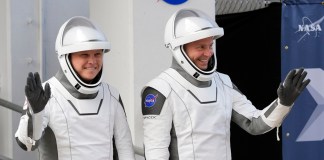 El cosmonauta de Roscosmos, Aleksandr Gorbunov, izquierda, y el astronauta de la NASA, Nick Hague, saludan al salir del Edificio de Operaciones y Revisión de camino al Complejo de Lanzamiento 40 para una misión a la Estación Espacial Internacional, el sábado 28 de septiembre de 2024, en Cabo Cañaveral, Florida. (AP Foto/John Raoux)