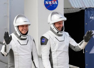 El cosmonauta de Roscosmos, Aleksandr Gorbunov, izquierda, y el astronauta de la NASA, Nick Hague, saludan al salir del Edificio de Operaciones y Revisión de camino al Complejo de Lanzamiento 40 para una misión a la Estación Espacial Internacional, el sábado 28 de septiembre de 2024, en Cabo Cañaveral, Florida. (AP Foto/John Raoux)