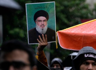 Un manifestante iraní sostiene un cartel del líder del grupo político-paramilitar libanés Hezbollah, Hassan Nasrallah, en una concentración en apoyo a Hezbollah en la plaza Felestin (Palestina), en el centro de Teherán, Irán, el sábado 28 de septiembre de 2024. (Foto AP/Vahid Salemi)