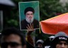 Un manifestante iraní sostiene un cartel del líder del grupo político-paramilitar libanés Hezbollah, Hassan Nasrallah, en una concentración en apoyo a Hezbollah en la plaza Felestin (Palestina), en el centro de Teherán, Irán, el sábado 28 de septiembre de 2024. (Foto AP/Vahid Salemi)