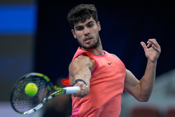 Carlos Alcaraz devuelve ante Tallon Griekspoor en el Abierto de China, el domingo 29 de septiembre de 2024, en Beijing. (AP Foto/Andy Wong)