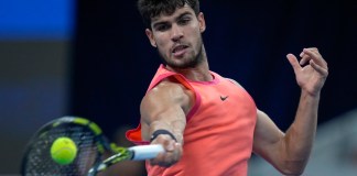 Carlos Alcaraz devuelve ante Tallon Griekspoor en el Abierto de China, el domingo 29 de septiembre de 2024, en Beijing. (AP Foto/Andy Wong)