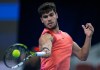 Carlos Alcaraz devuelve ante Tallon Griekspoor en el Abierto de China, el domingo 29 de septiembre de 2024, en Beijing. (AP Foto/Andy Wong)