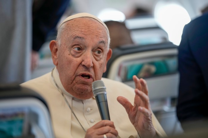 El papa Francisco conversa con periodistas durante el viaje de regreso a Roma al final de su visita de cuatro días a Bélgica y Luxemburgo, el domingo 29 de septiembre de 2024. (AP Foto/Andrew Medichini, Pool)