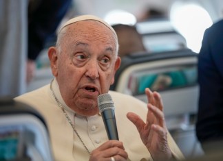 El papa Francisco conversa con periodistas durante el viaje de regreso a Roma al final de su visita de cuatro días a Bélgica y Luxemburgo, el domingo 29 de septiembre de 2024. (AP Foto/Andrew Medichini, Pool)