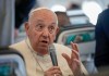 El papa Francisco conversa con periodistas durante el viaje de regreso a Roma al final de su visita de cuatro días a Bélgica y Luxemburgo, el domingo 29 de septiembre de 2024. (AP Foto/Andrew Medichini, Pool)