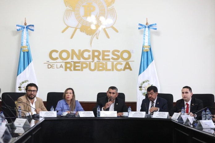 Los integrantes de la comisión de Asuntos Municipales en una reunión de trabajo. Foto: Congreso