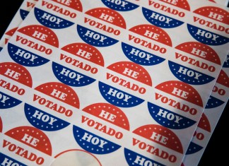 Pegatinas con la leyenda "He Votado Hoy" en un centro de votaciones en Filadelfia, el 21 de mayo de 2019. (AP Foto/Matt Rourke, Archivo)