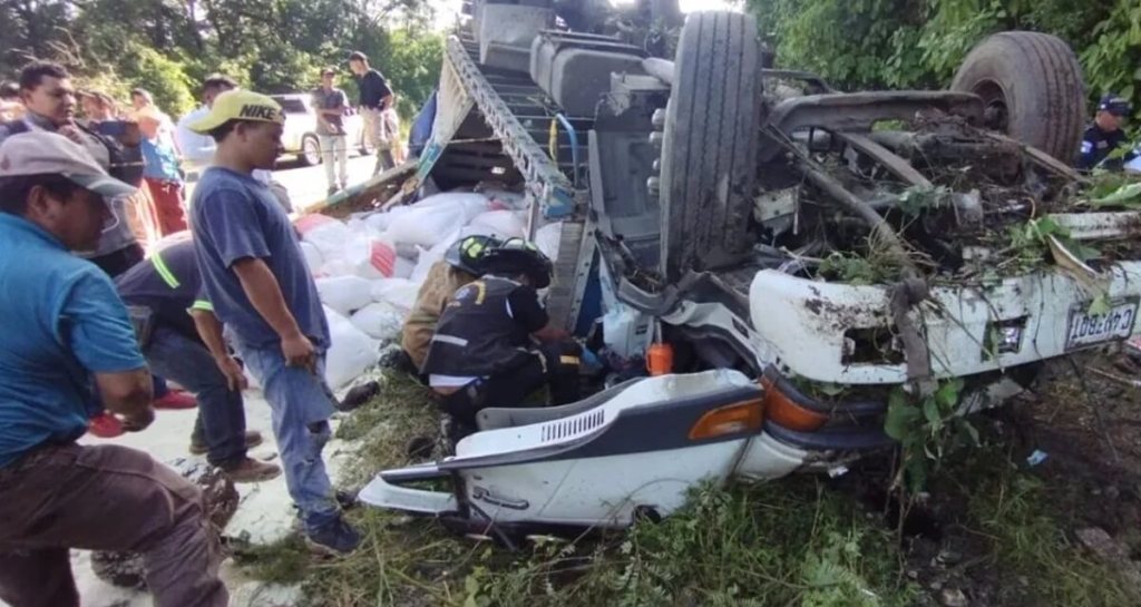 Bomberos Voluntarios rescatan cuerpos de fallecidos en Jutiapa. Foto La Hora: CVB