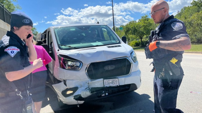 Comitiva de Tim Walz sufre accidente. Foto: Telemundo / CBS 58