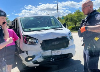 Comitiva de Tim Walz sufre accidente. Foto: Telemundo / CBS 58