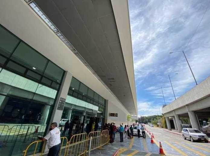 Vista del exterior del Aeropuerto Internacional La Aurora.