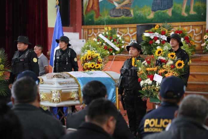 Las honras fúnebres del agente Oswaldo López se realizaron en su ciudad natal, Palestina de Los Altos. Foto: PNC